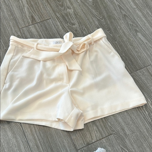 Loft Cream High Waist Casual Shorts with Drawstring and Textured Fabric - Picture 2 of 6